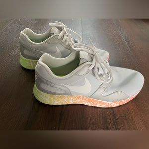 Women’s Nike shoes size 7